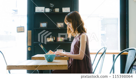Freelancer woman working in a cafe 115398064