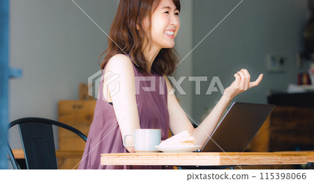 A woman making a meeting at a cafe 115398066