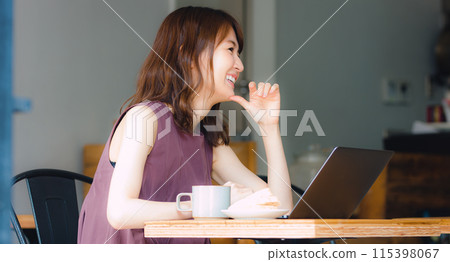 A woman making a meeting at a cafe 115398067