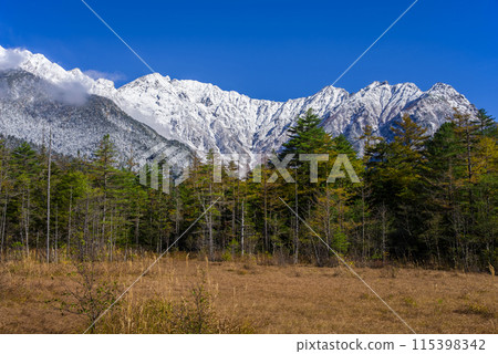 Autumn in Kamikochi: Tashiro Marsh and the first snowfall in the Northern Alps 115398342