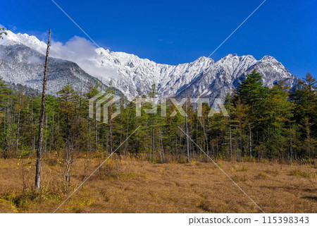 Autumn in Kamikochi: Tashiro Marsh and the first snowfall in the Northern Alps 115398343