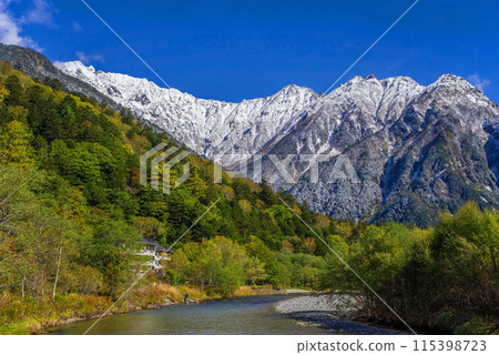 《Autumn in Kamikochi》Snowy mountains and autumn leaves - the first snowfall in the Northern Alps 115398723