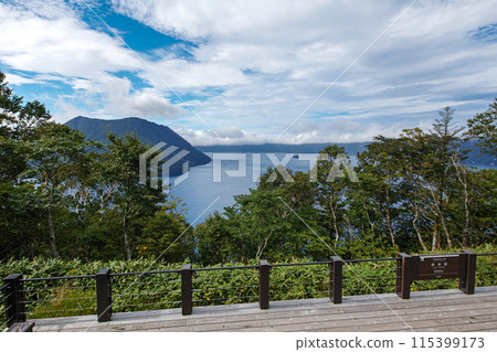 北海道/ 北海道東部隱藏的寶石,摩週藍色和藍天閃耀,夏天的里摩週展望台 北海道/ 北海道東部隱藏的寶石,摩週藍色和藍天閃耀,夏天的里摩週展望台 115399173