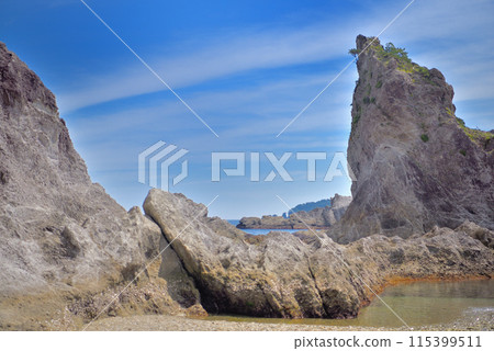 Image of strange rocks and blue sky seen from Jodogahama beach in Tohoku, Miyako City, Iwate Prefecture Image of strange rocks and blue sky seen from Jodogahama beach in Tohoku, Miyako City, Iwate Prefecture 115399511