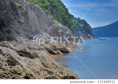 View of the strange rock formations leading to Mount Tsurugi from Jodogahama Beach in Tohoku and a boat ride in Miyako City, Iwate Prefecture (1) View of the strange rock formations leading to Mount Tsurugi from Jodogahama Beach in Tohoku and a boat ride in Miyako City, Iwate Prefecture (1) 115399512