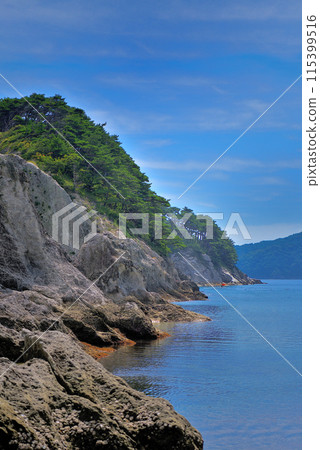 View of the strange rock formations leading to Mount Tsurugi from Jodogahama Beach in Tohoku, Miyako City, Iwate Prefecture 115399516