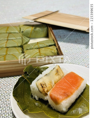 Persimmon leaf sushi 115399635