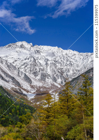 Autumn in Kamikochi: When the first snow falls on the Northern Alps Autumn in Kamikochi: When the first snow falls on the Northern Alps 115399975