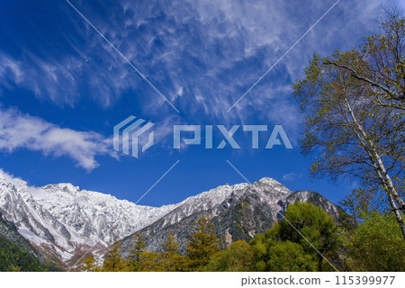 Autumn in Kamikochi: When the first snow falls on the Northern Alps 115399977