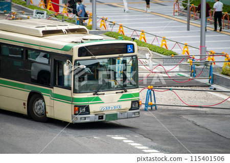 A route bus turns left and enters the bus stop A route bus turns left and enters the bus stop 115401506