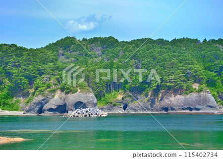 從岩手縣宮古市連接淨土濱和高濱的步行隧道出口附近看到的東北、淨土濱地區、高濱海灘 (1) 115402734