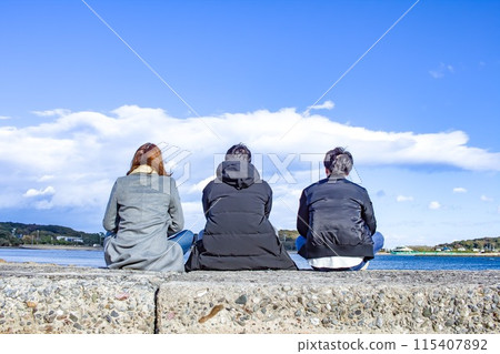 Young people relaxing under the blue sky 115407892