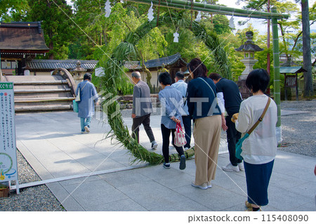 People passing through the ring of knowledge during the summer purification ritual [Taga Taisha Shrine] 115408090