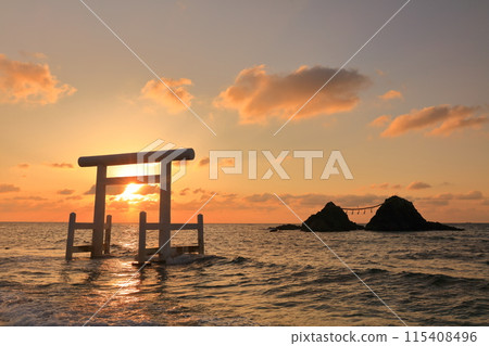 [福岡縣] 夫妻岩的日落和櫻井二見浦的白鳥門（糸島） 115408496