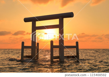 [Fukuoka Prefecture] Sunset over the Meoto Iwa rocks and white torii gates at Futamigaura in Sakurai (Itoshima) 115408502
