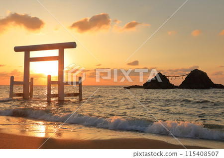 [福岡縣] 夫妻岩的日落和櫻井二見浦的白鳥門（糸島） 115408507