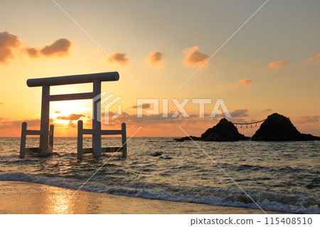 [福岡縣] 夫妻岩的日落和櫻井二見浦的白鳥門（糸島） 115408510