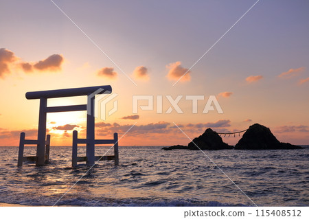 [福岡縣] 夫妻岩的日落和櫻井二見浦的白鳥門（糸島） 115408512