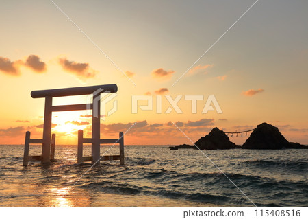 [Fukuoka Prefecture] Sunset over the Meoto Iwa rocks and white torii gates at Futamigaura in Sakurai (Itoshima) 115408516