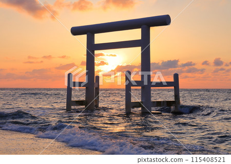 [Fukuoka Prefecture] Sunset at the white torii gates of Sakurai Futamigaura (Itoshima) 115408521