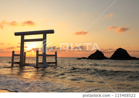 [Fukuoka Prefecture] Sunset over the Meoto Iwa rocks and white torii gates at Futamigaura in Sakurai (Itoshima) 115408522