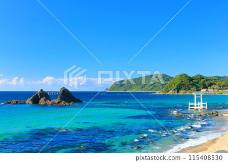 [Fukuoka Prefecture] The couple rocks and white torii gates of Sakurai Futamigaura on a clear day (Itoshima) 115408530