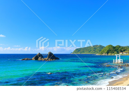 [福岡縣]晴天時櫻井二見浦的夫妻岩和白鳥門（糸島） 115408534