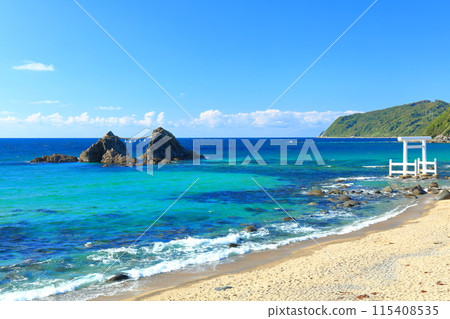 [福岡縣]晴天時櫻井二見浦的夫妻岩和白鳥門（糸島） 115408535