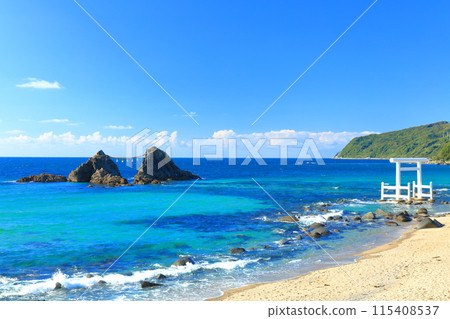 [福岡縣]晴天時櫻井二見浦的夫妻岩和白鳥門（糸島） 115408537