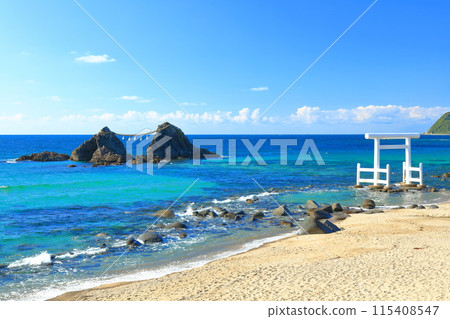 [福岡縣]晴天時櫻井二見浦的夫妻岩和白鳥門（糸島） 115408547