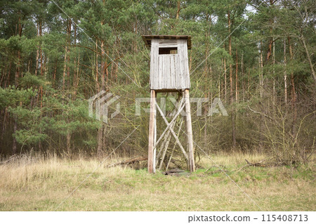 A deer hunting pulpit at the edge of a forest. 115408713