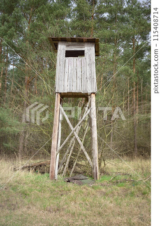 A deer hunting pulpit at the edge of a forest. A deer hunting pulpit at the edge of a forest. 115408714