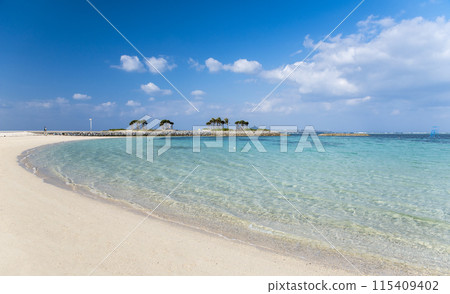 Summer image of a southern island. Okinawa Emerald Beach. 115409402