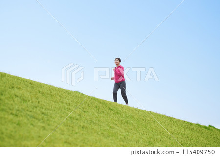 穿著運動服跑步的中年婦女 115409750