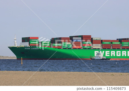 停泊在貨櫃碼頭的大型貨船 115409873