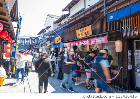 "Tokyo" Toyosu bustling with tourists, a scene packed with visitors "Tokyo" Toyosu bustling with tourists, a scene packed with visitors 115410430
