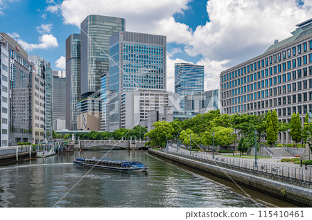 Aqualiner sailing on the Tosabori River near Nakanoshima Park 115410461