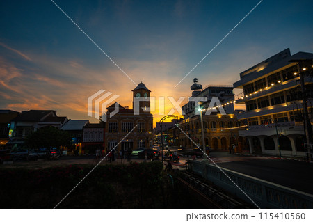 The sky is beautiful over the beautiful old buildings in the heart of Phuket. 115410560
