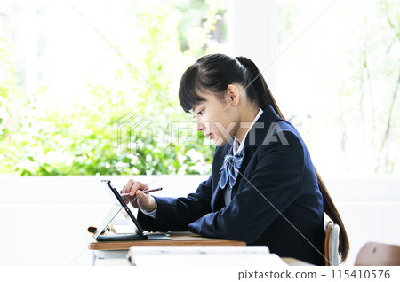 女孩在教室裡學習初中生 115410576