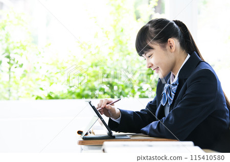 女孩在教室裡學習初中生 115410580