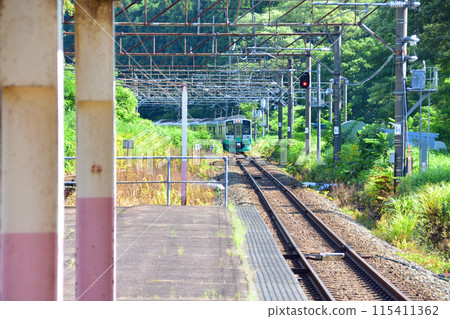 從越後心跳鐵道妙高羽馬線妙高高原站到上越妙高站的車窗看到的景色(2022年夏季) 從越後心跳鐵道妙高羽馬線妙高高原站到上越妙高站的車窗看到的景色(2022年夏季) 115411362