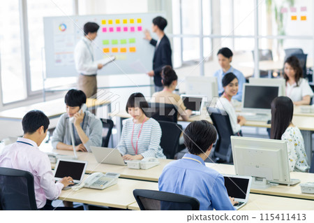 在辦公室工作的人 在辦公室工作的人 115411413