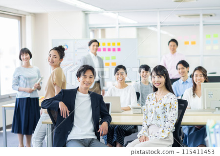 年輕的辦公室職員 115411453