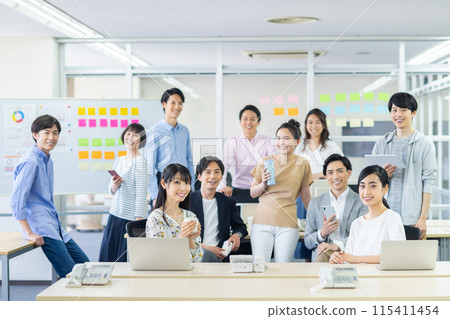 年輕的辦公室職員 115411454