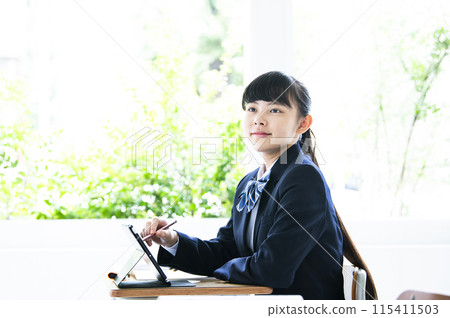 女孩在教室裡學習初中生 女孩在教室裡學習初中生 115411503