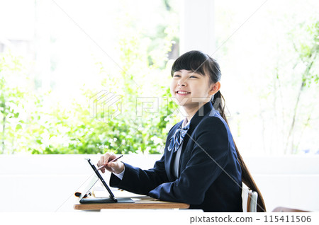 女孩在教室裡學習初中生 115411506