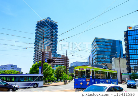 晴空萬裡的熊本站週邊風景（東口車站/交通）【從東口電車只園橋方向拍攝的照片】 115411586