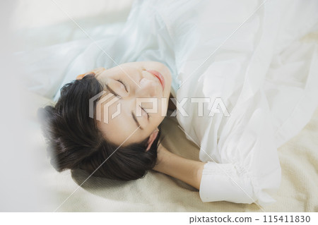 一個女人躺在床上 一個女人躺在床上 115411830