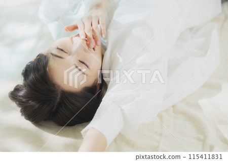 一個女人躺在床上 115411831