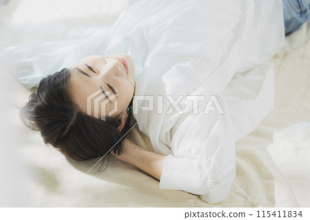 一個女人躺在床上 115411834